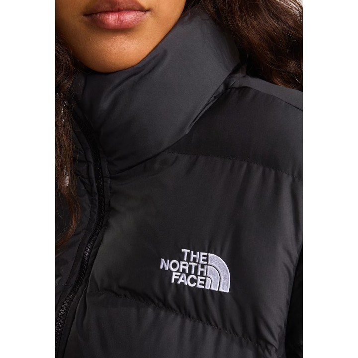 Detalle del logo de la chaqueta negra de mujer The North Face W Saikuru Jacket