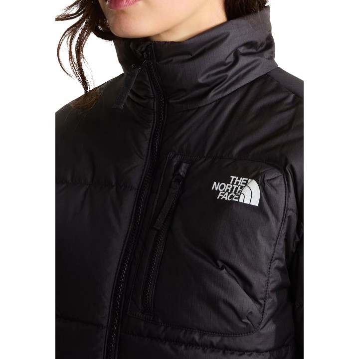 Detalle del cuello cremallera y logotipo de chaqueta The North Face negra de mujer