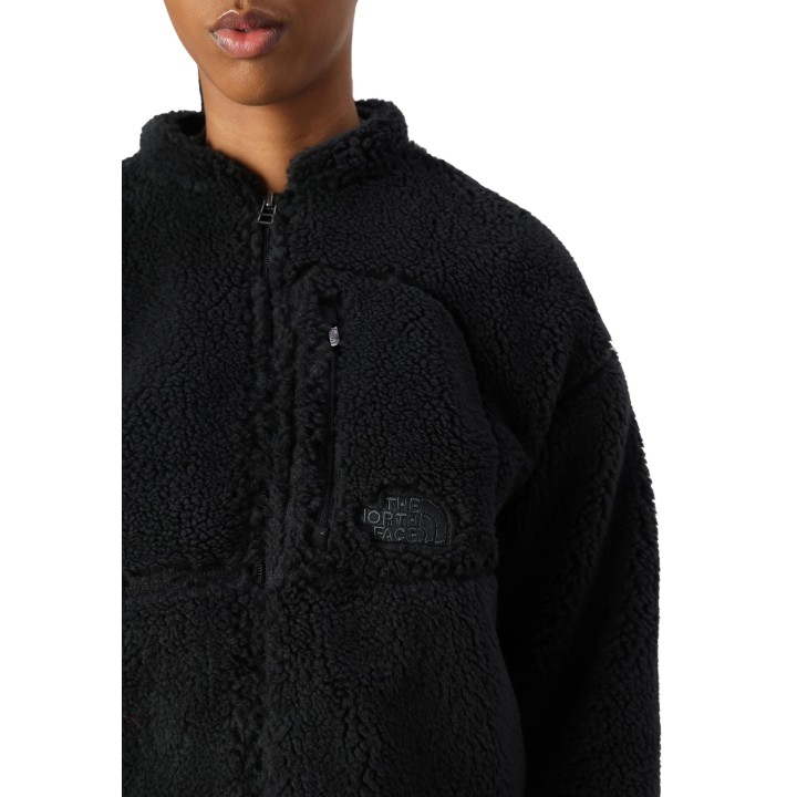 Detalle frontal de chaqueta de forro polar negra The North Face para mujer