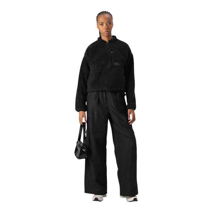 The North Face chaqueta de forro polar negra para mujer en vista de tres cuartos