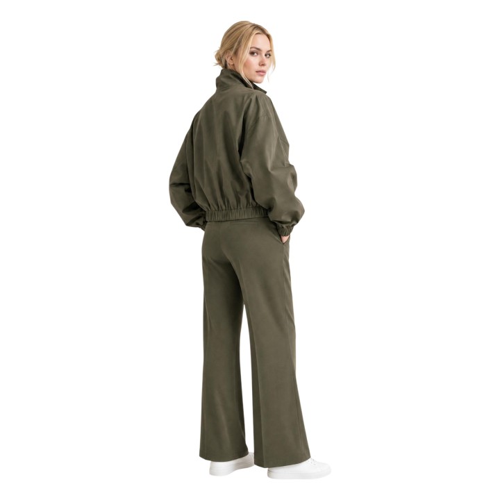 I am chaqueta de mujer verde oliva de algodón 41768 vista posterior de tres cuartos