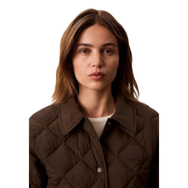 Calvin Klein Jeans chaqueta acolchada marrón de mujer detalle frontal