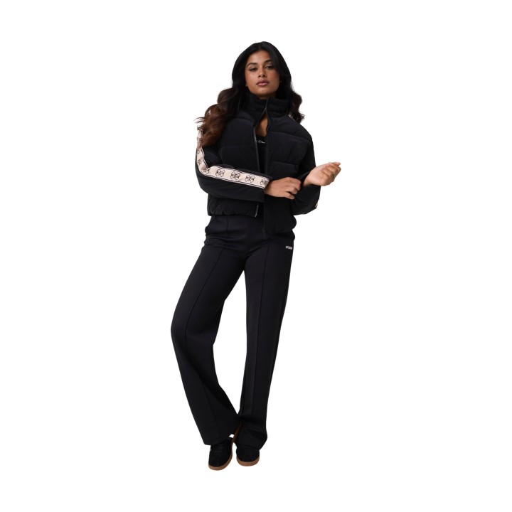 Guess Active chaqueta puffer negra de mujer vista frontal de cuerpo entero