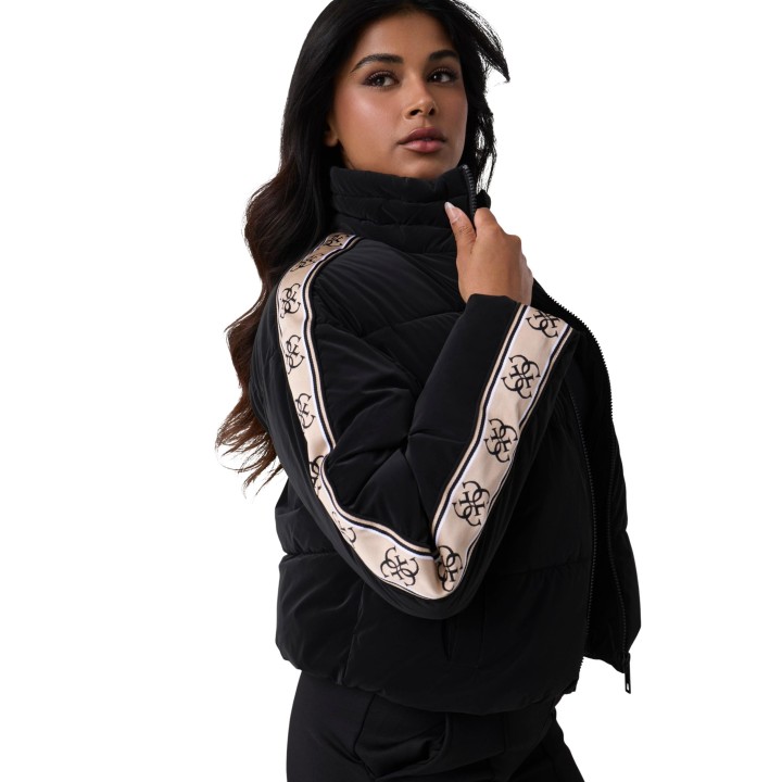 Guess Active chaqueta puffer negra de mujer vista de tres cuartos