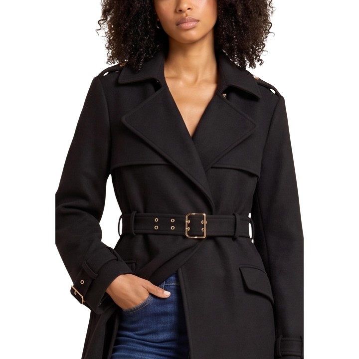 Detalle frontal del abrigo negro de mujer Guess Eve Melton Trench