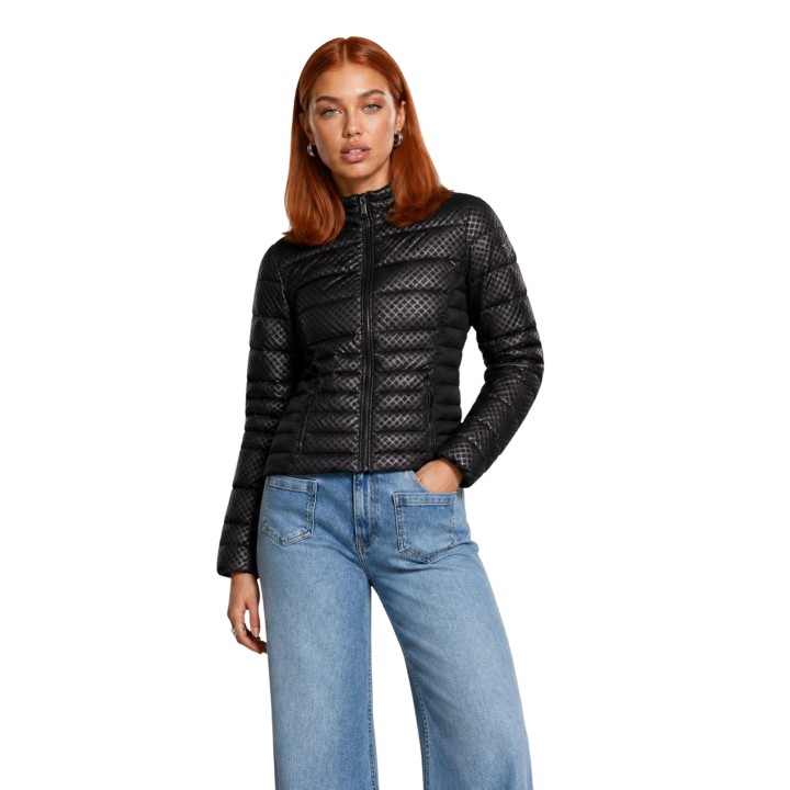 Guess chaqueta acolchada negra de mujer New Vona vista frontal de tres cuartos
