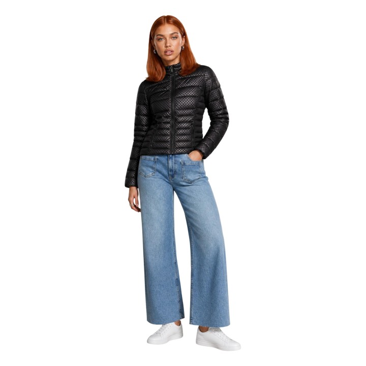 Guess chaqueta acolchada negra de mujer New Vona vista frontal de tres cuartos