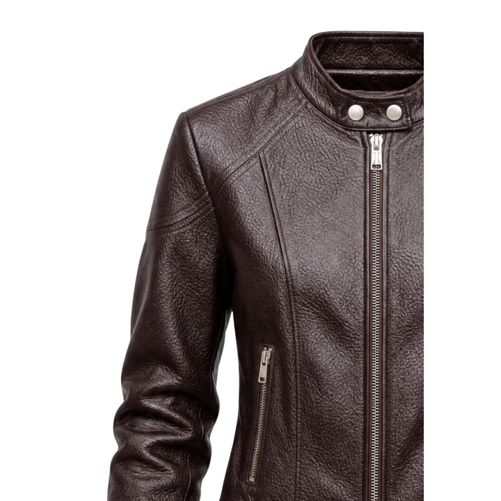 Detalle de chaqueta Guess de mujer marrón de PU