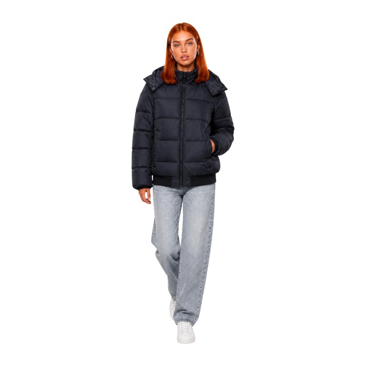 EA7 chaqueta acolchada negra de mujer 7W001496 AF26297 vista de tres cuartos