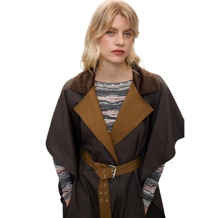 Desigual poncho chaqueta de mujer marrón 26WAIA23 en vista frontal