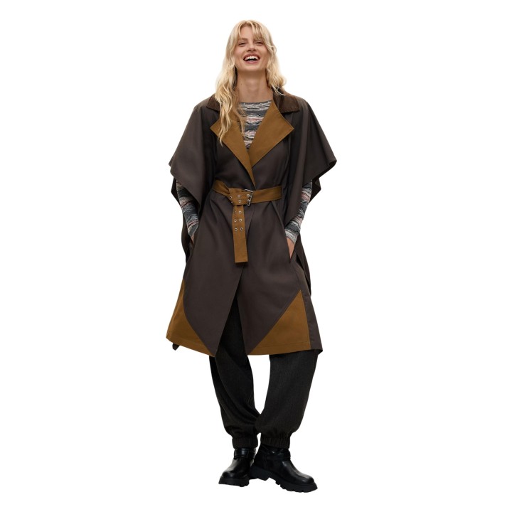 Desigual poncho chaqueta de mujer marrón 26WAIA23 en vista frontal de cuerpo entero