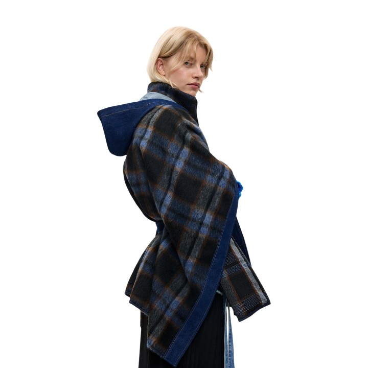 Desigual chaqueta poncho de mujer marrón de cuadros vista posterior en tres cuartos