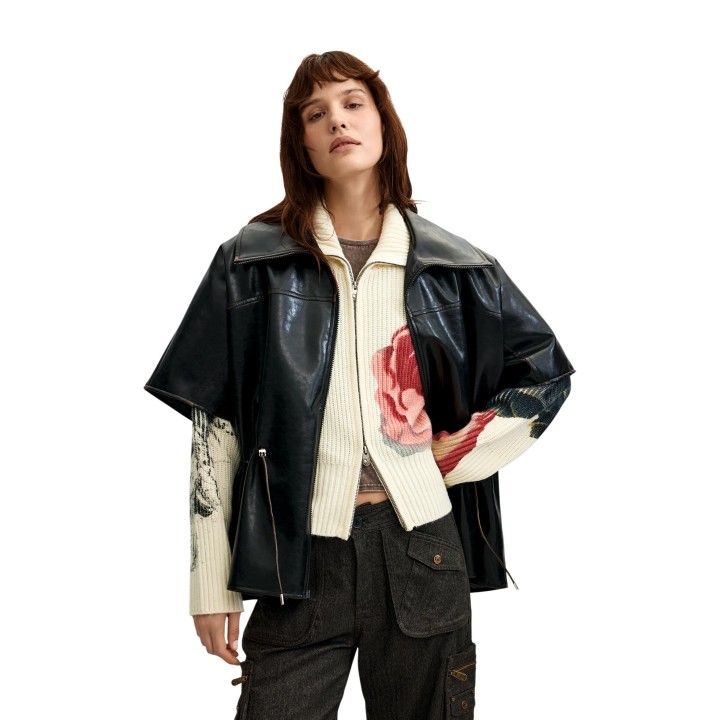 Desigual chaqueta poncho negra de mujer vista frontal