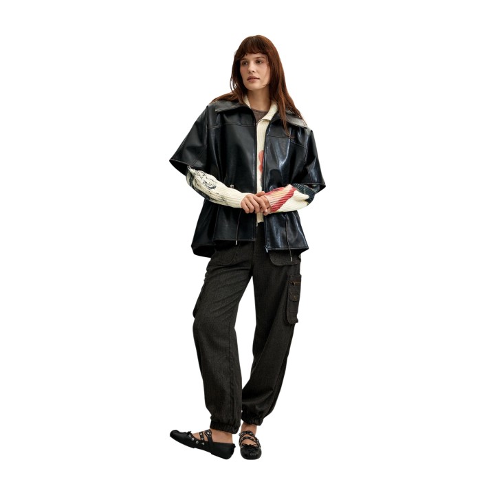 Desigual chaqueta poncho negra de mujer vista frontal completa