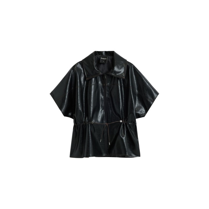Desigual chaqueta poncho negra de mujer vista frontal en plano