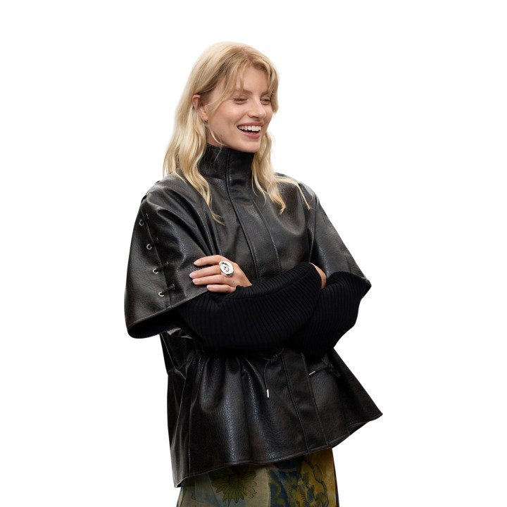 Desigual poncho chaqueta de mujer marrón efecto piel vista de tres cuartos
