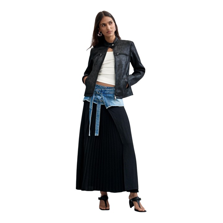 Desigual chaqueta biker de mujer negra 26WWEW09 vista tres cuartos