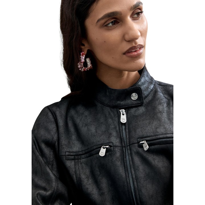 Detalle de chaqueta biker negra Desigual 26WWEW09 con cremalleras