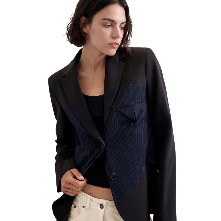 Detalle frontal del blazer Desigual de mujer azul marino y negro con rayas