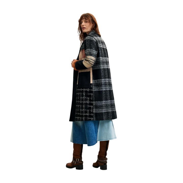 Desigual abrigo de mujer negro de parches vista lateral y posterior referencia 26WWEW23