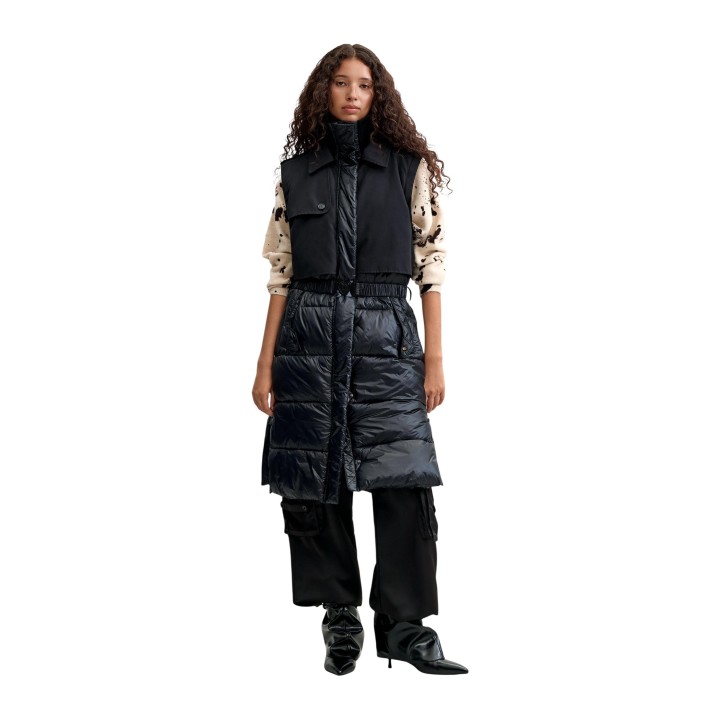 Desigual chaqueta acolchada de mujer negra vista frontal con cinturón