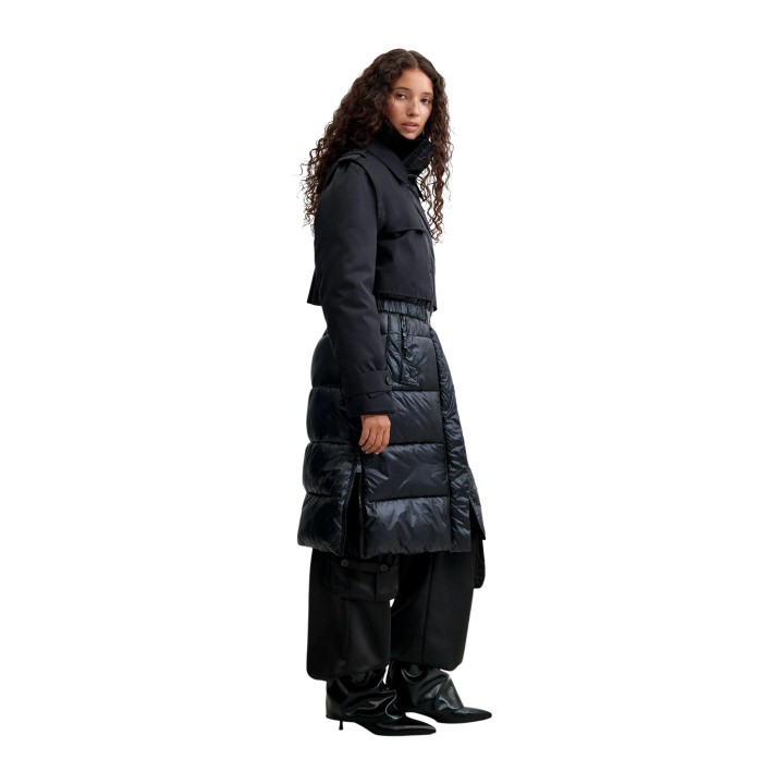 Desigual chaqueta acolchada de mujer negra vista de tres cuartos
