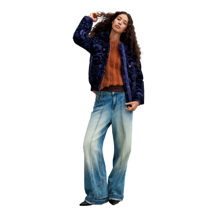 Desigual chaqueta acolchada de mujer azul con estampado floral vista de tres cuartos