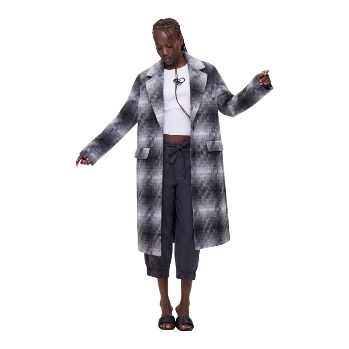 Desigual abrigo de mujer negro estampado vista frontal en modelo
