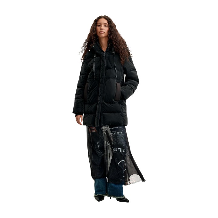 Desigual chaqueta de mujer negra acolchada vista frontal de cuerpo entero