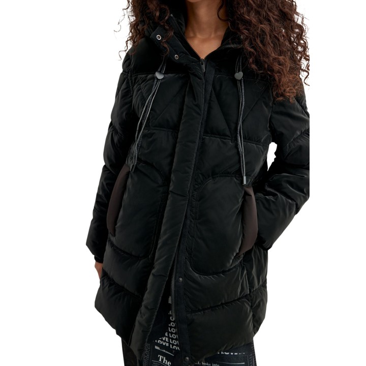 Detalle frontal de chaqueta negra acolchada Desigual para mujer