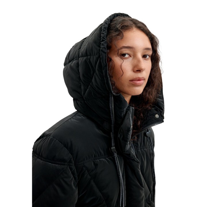 Detalle de tres cuartos de chaqueta negra acolchada Desigual para mujer