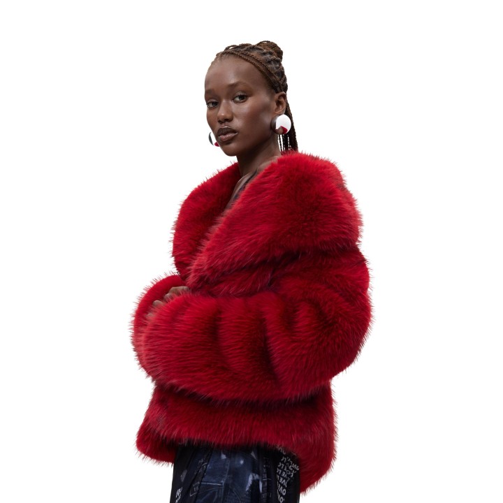 Desigual abrigo de mujer rojo 26WWEW55 en vista de tres cuartos