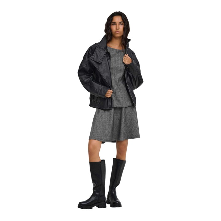 Only chaqueta de mujer negra de polipiel vista de tres cuartos