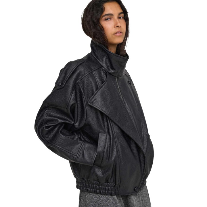 Only chaqueta de mujer negra de polipiel vista de tres cuartos