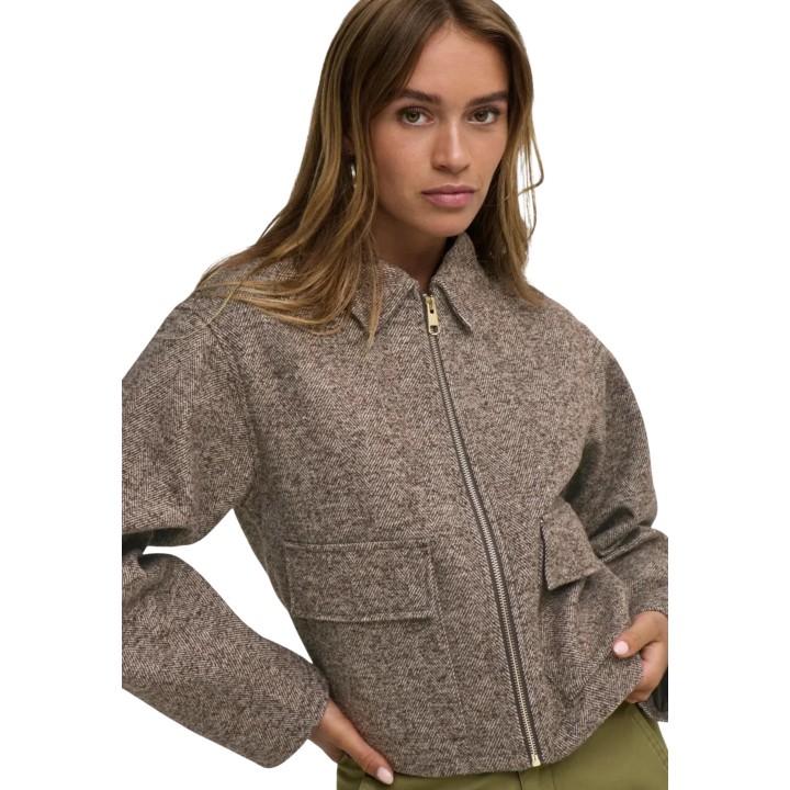 Detalle frontal de chaqueta marrón de mujer Jacqueline de Yong Jdyvinga Herringbone