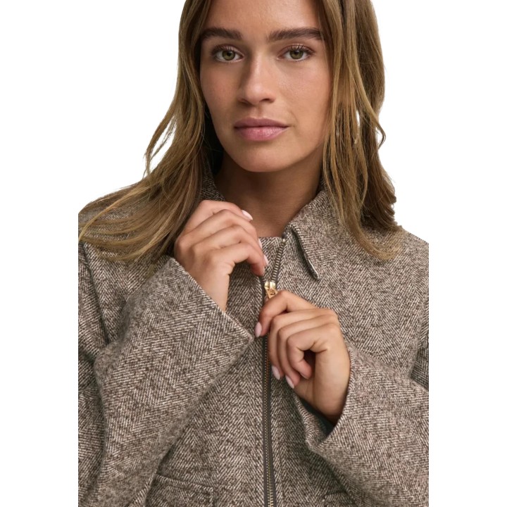 Detalle de cuello y cremallera en chaqueta marrón Jacqueline de Yong Jdyvinga