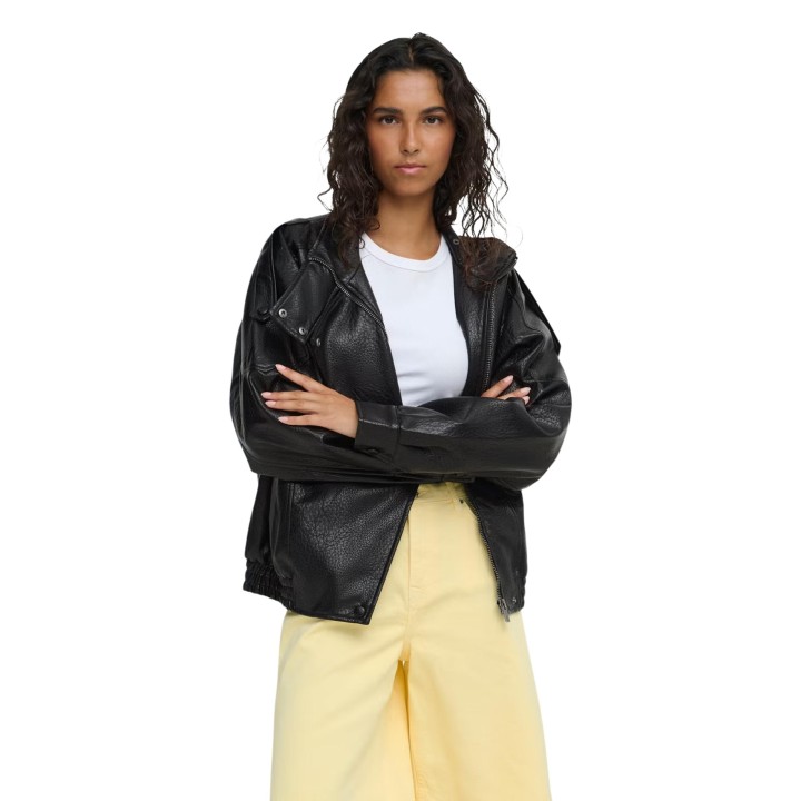 Chaqueta mujer Jacqueline de Yong Jdyraye negra de poliuretano vista frontal
