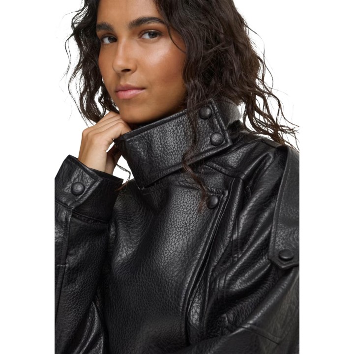 Detalle de cuello y textura de chaqueta mujer Jacqueline de Yong Jdyraye negra de poliuretano