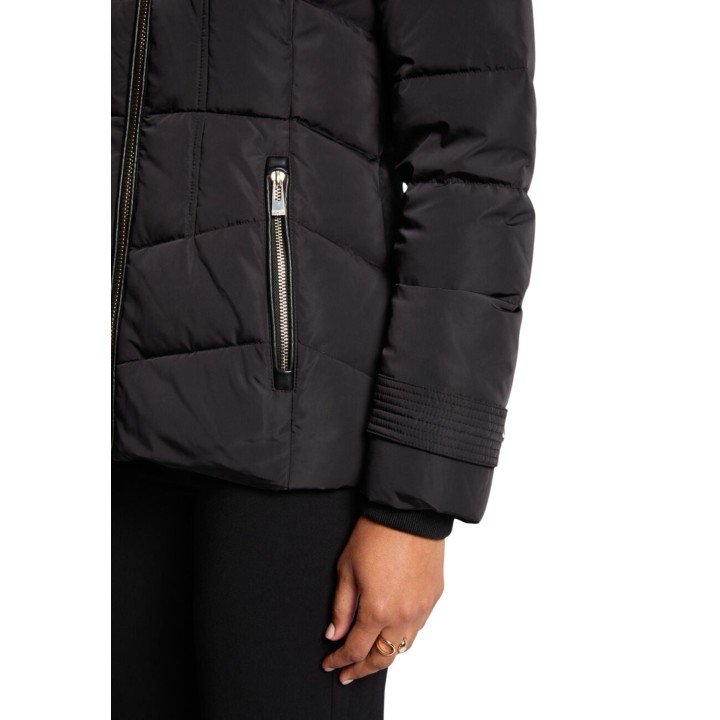Detalle de cremallera y puño de la chaqueta acolchada negra Morgan De Toi 252-GITELA