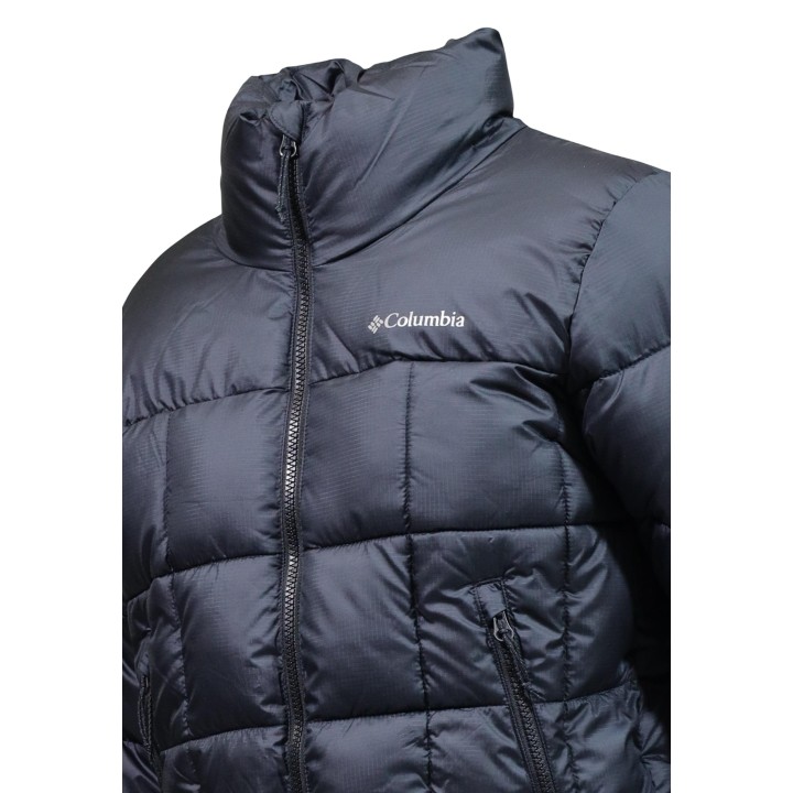 Detalle frontal de chaqueta Columbia Puffect III Cropped negra logo y cremallera