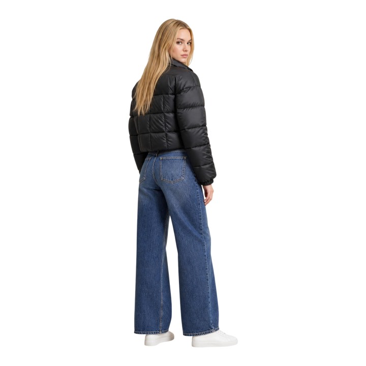 Chaqueta Columbia Puffect III Cropped negra para mujer vista posterior de tres cuartos
