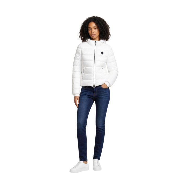 Chaqueta Blauer. Caroll de mujer blanca vista frontal con modelo
