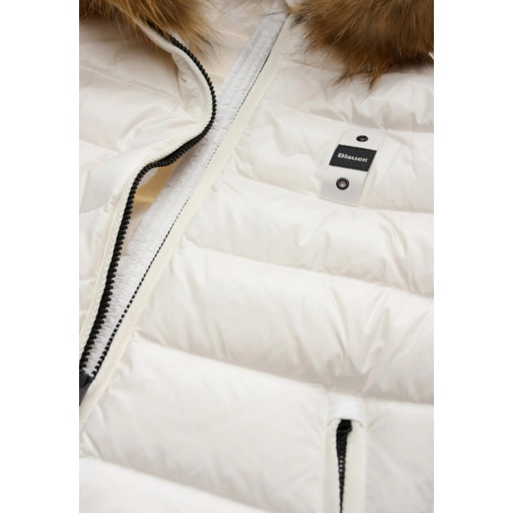 Detalle de chaqueta acolchada blanca Blauer. Arcadia de mujer