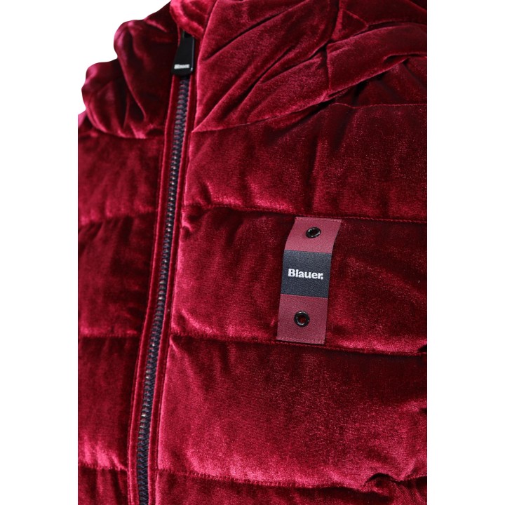 Detalle frontal de chaqueta Blauer. Velly de mujer en terciopelo burdeos