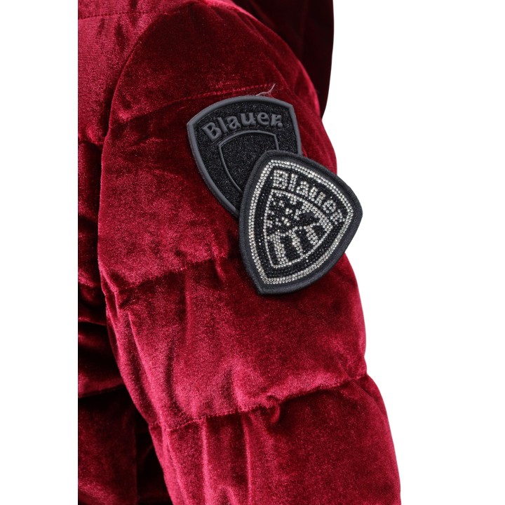 Detalle de parche en manga de chaqueta Blauer. Velly de mujer en terciopelo burdeos