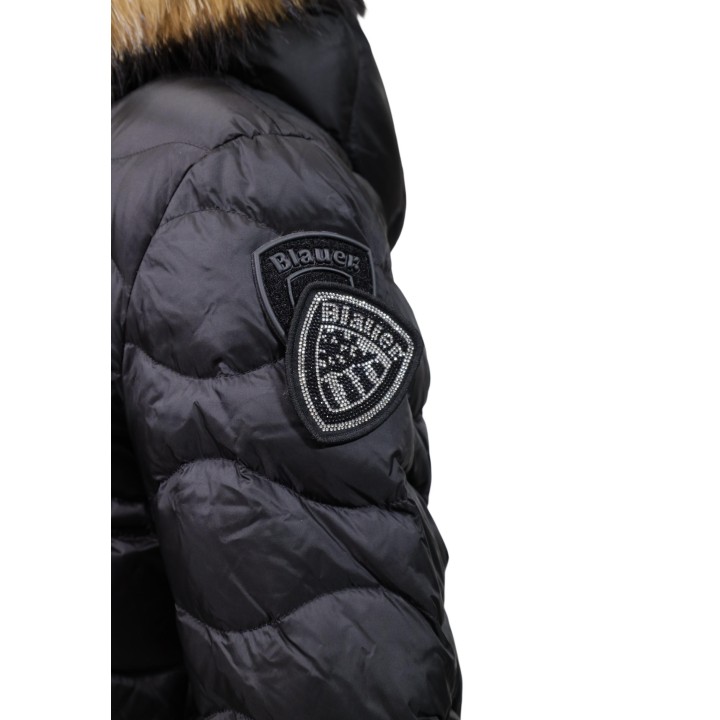 Detalle lateral de chaqueta Blauer. de mujer negra con parche de la marca