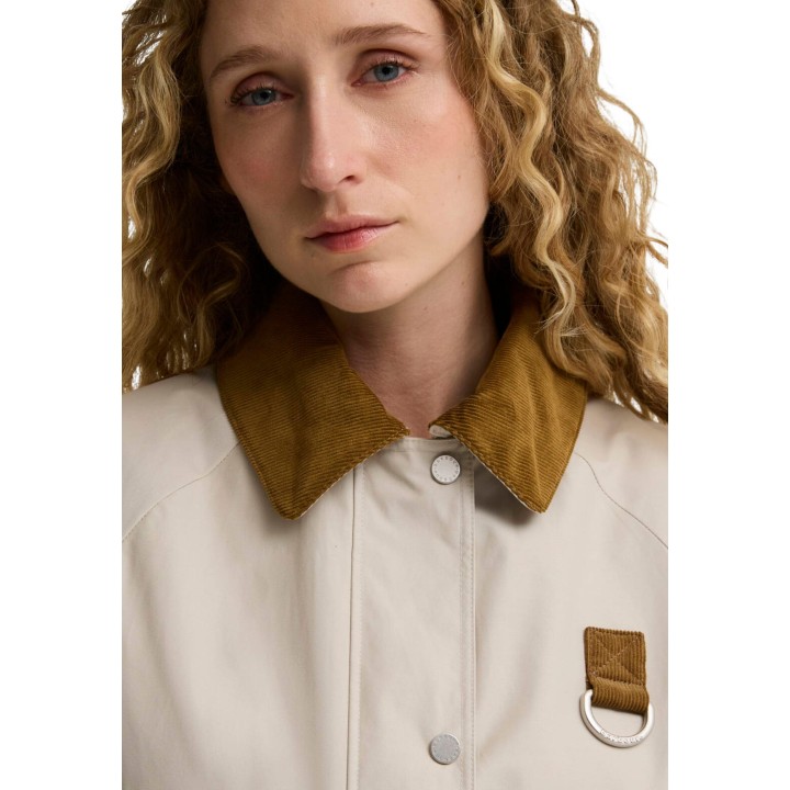 Detalle de cuello de pana y broche de chaqueta beige Barbour Wendy Casual Jacket