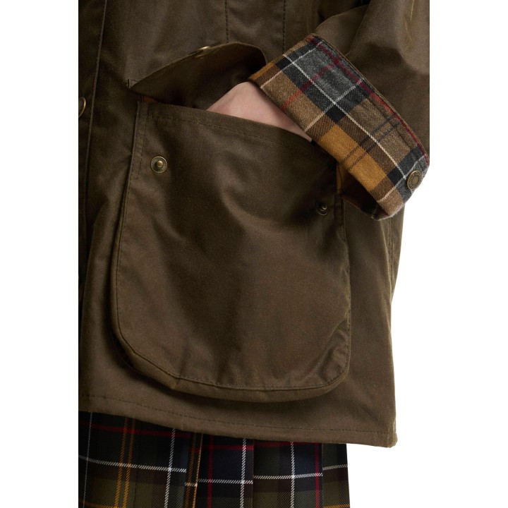 Detalle de bolsillo y puño de chaqueta encerada Barbour Bedale beige oscuro para mujer