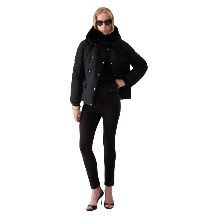 Liu-Jo chaqueta acolchada de mujer negra vista frontal de cuerpo entero modelo tf6001 t668a