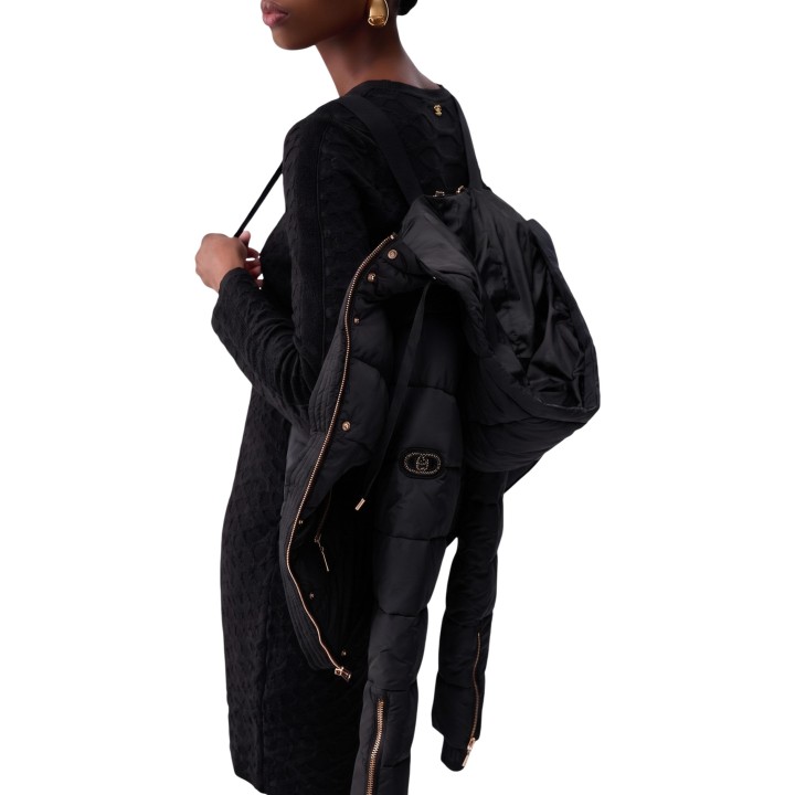 Detalle lateral de chaqueta acolchada negra Liu-Jo de mujer